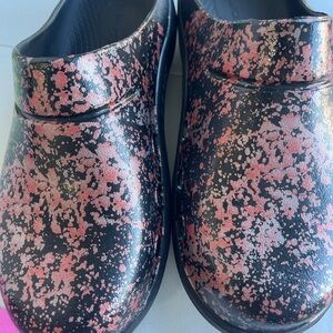 Oofos clogs